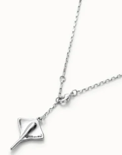 Colgante de cadena corta bañado en plata y figura mantarraya