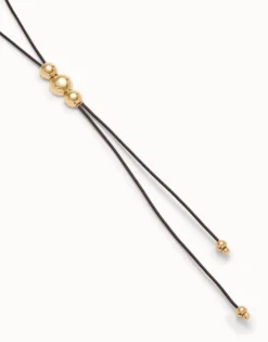 Colgante de cuero largo con tres bolas centrales bañadas en oro de 18K