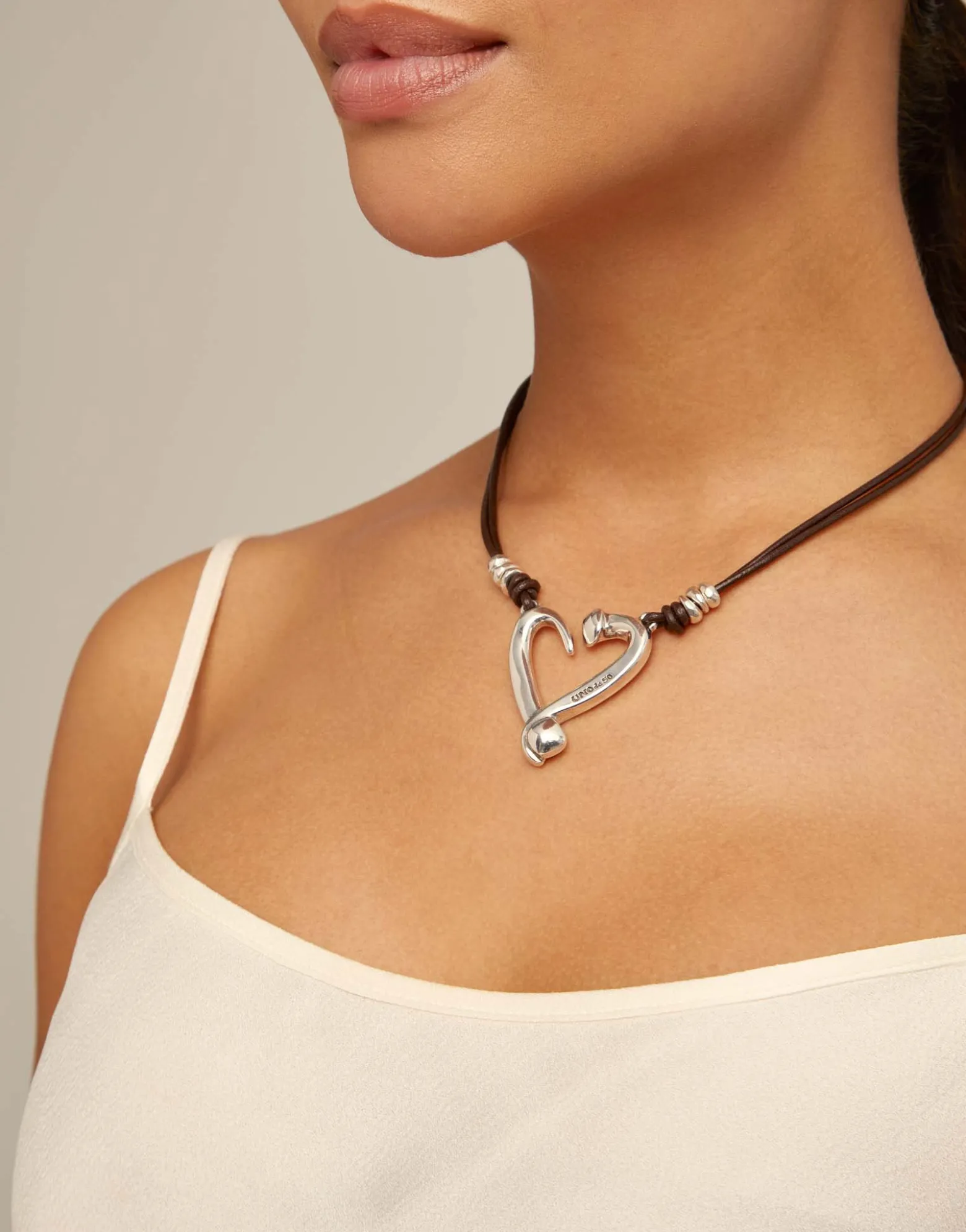 Colgante de plata con 2 tiras de cuero y corazón