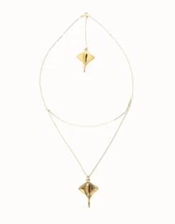 Colgante doble bañado en oro 18k con mantarraya