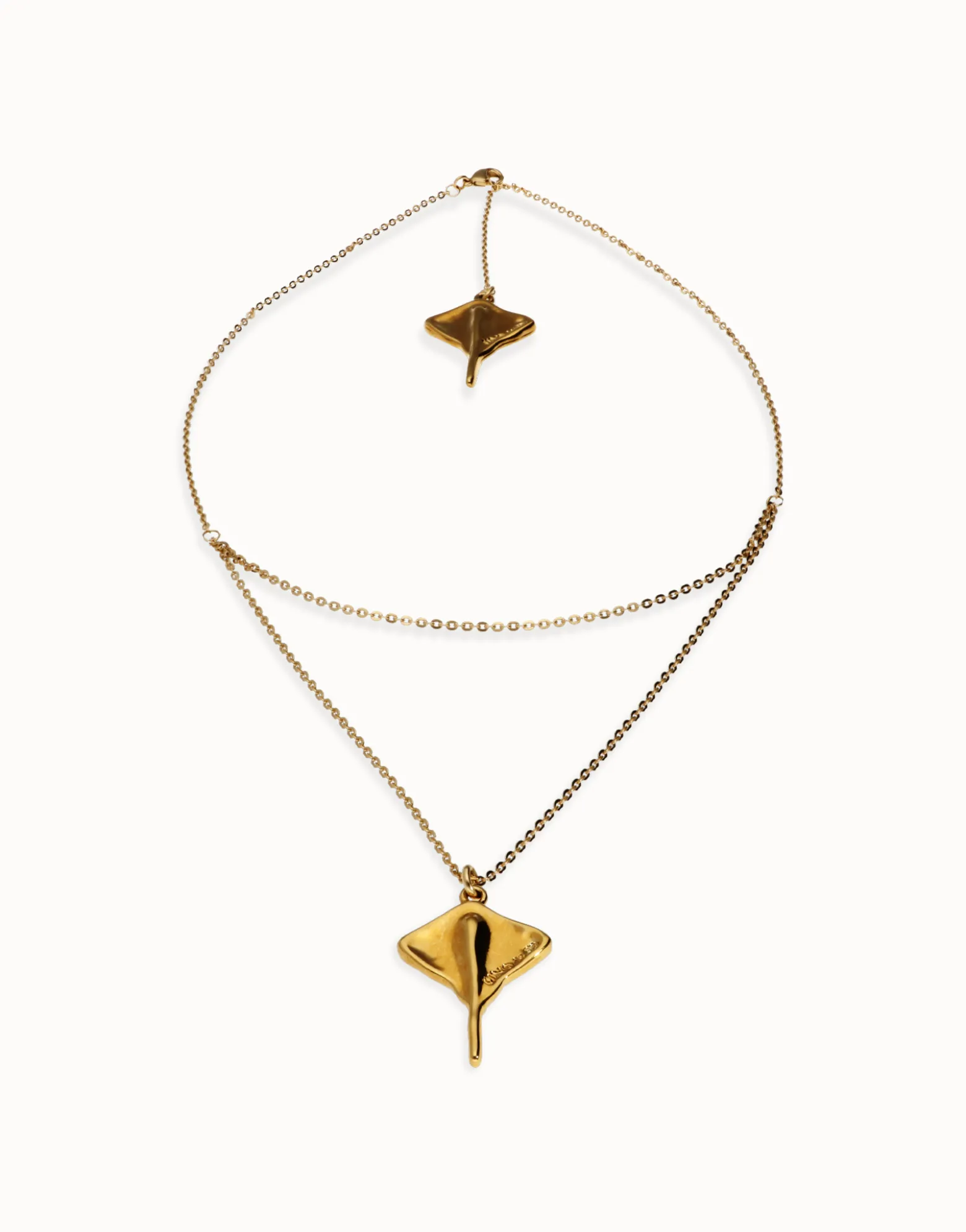 Colgante doble bañado en oro 18k con mantarraya
