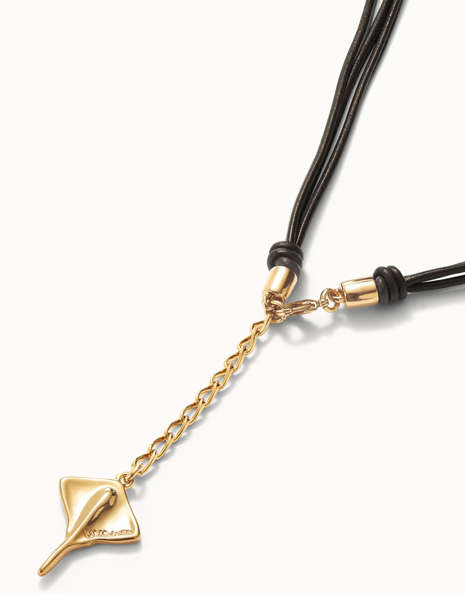 Colgante en cuero y baño en oro de 18K con forma de mantarraya