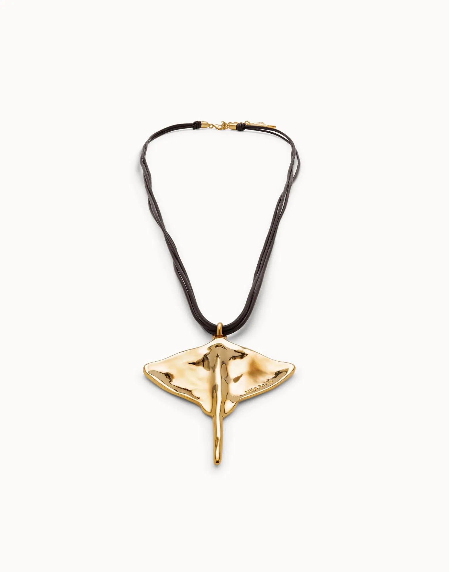 Colgante en cuero y baño en oro de 18K con forma de mantarraya