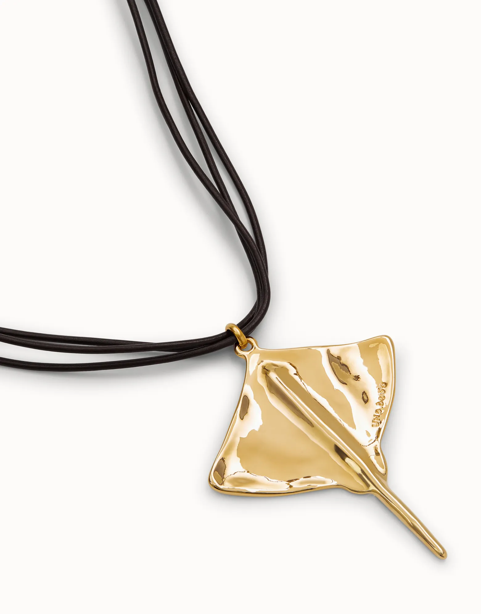 Colgante en cuero y baño en oro de 18K con forma de mantarraya