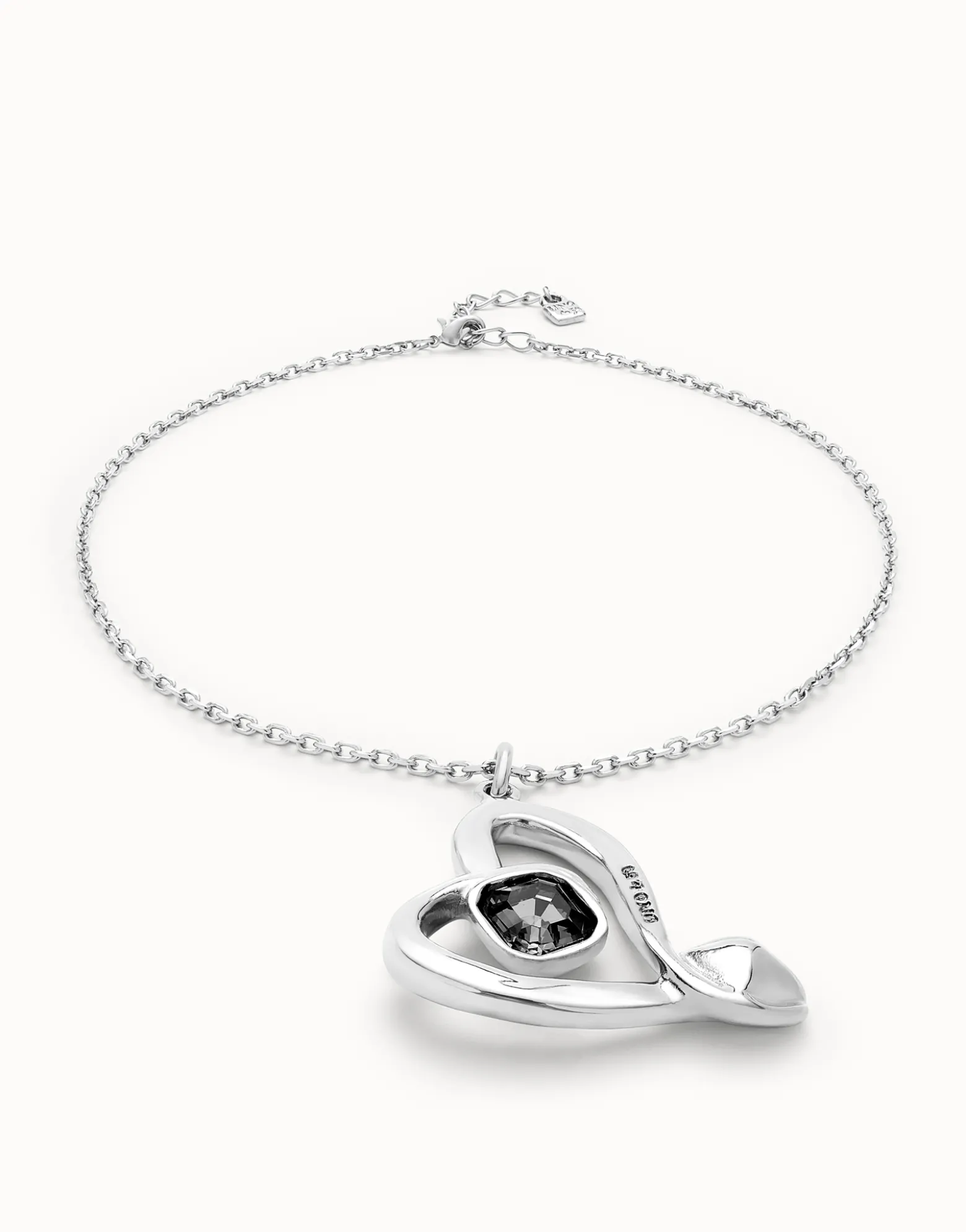 Colgante mediano bañado en plata de ley y corazón con cristal negro