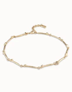 Collar bañado en oro de 18k con piezas en forma de clavo.