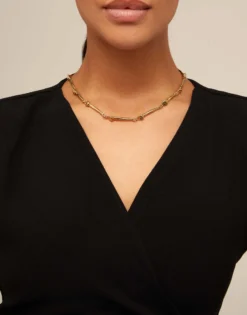 Collar bañado en oro de 18k con piezas en forma de clavo.