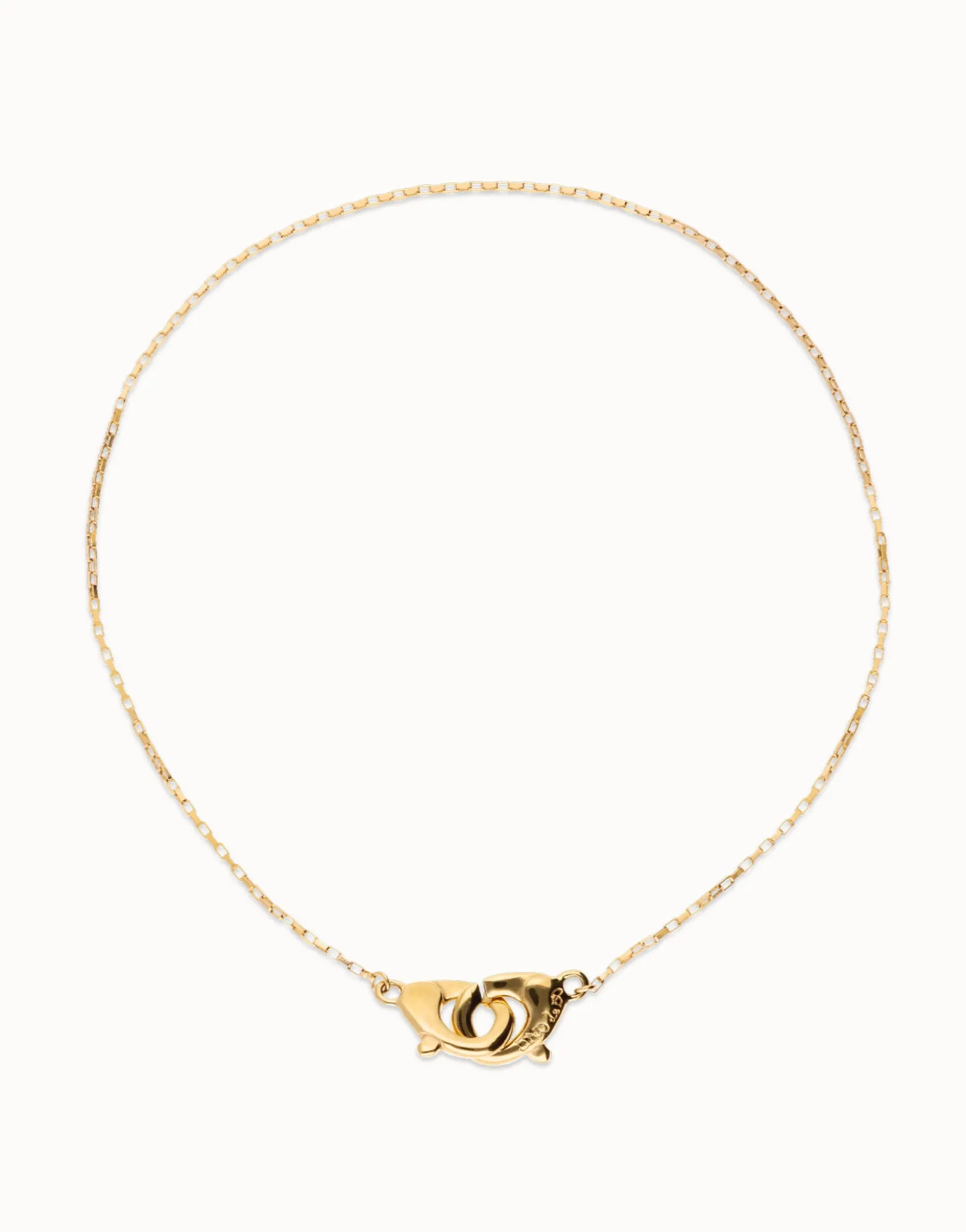 Collar bañado en oro 18k con detalle de mosquetón entrelazado