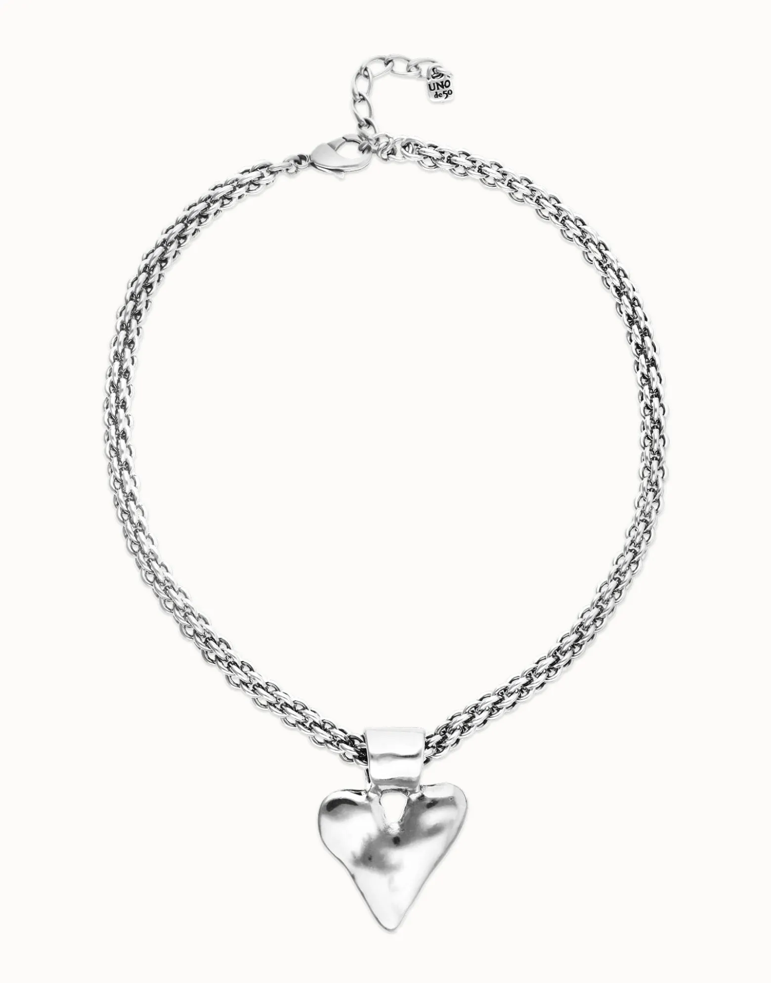Collar bañado en plata con cadena gruesa y detalle de corazón