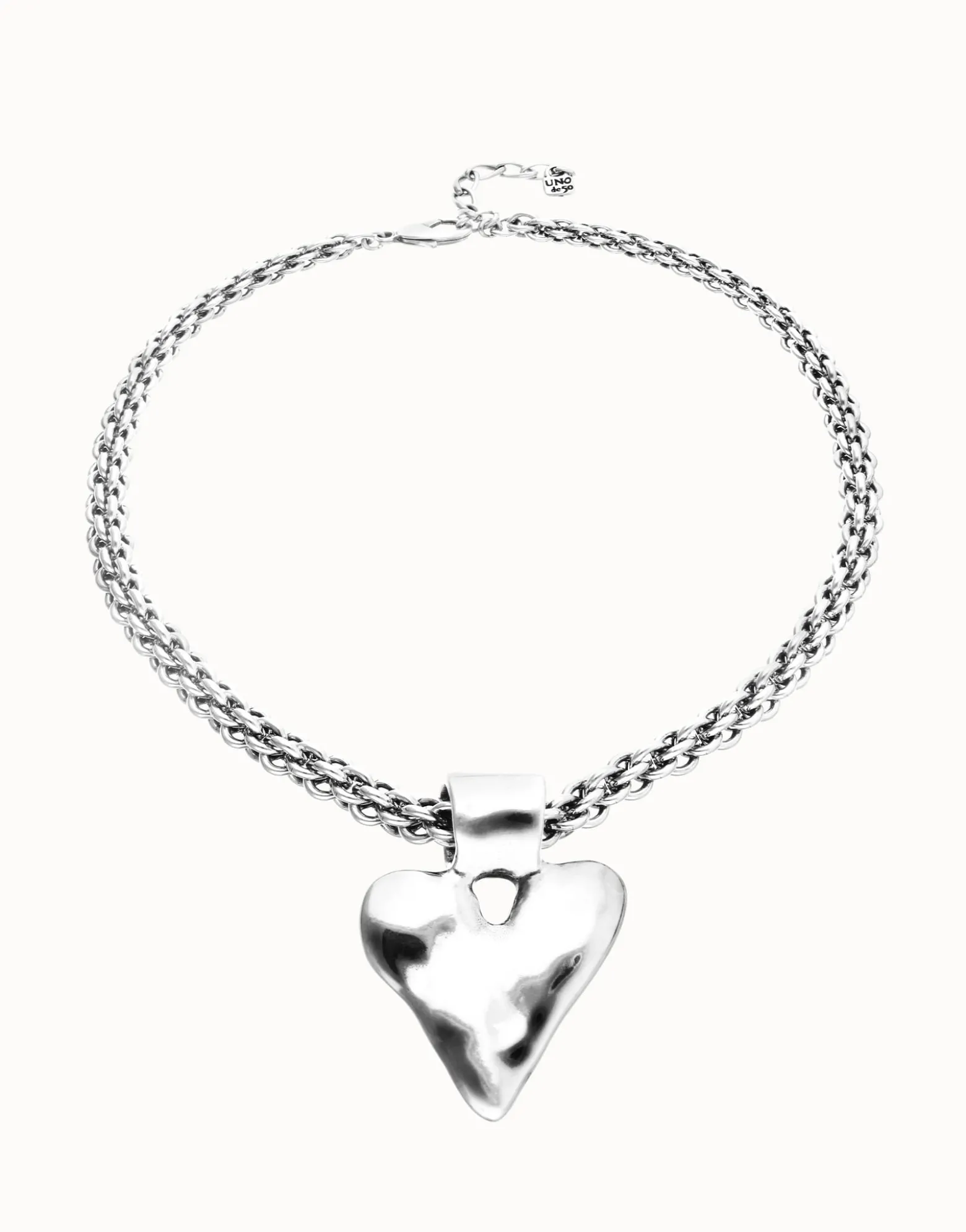 Collar bañado en plata con cadena gruesa y detalle de corazón
