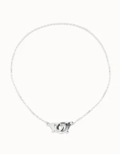 Collar bañado en plata con detalle de mosquetón entrelazado