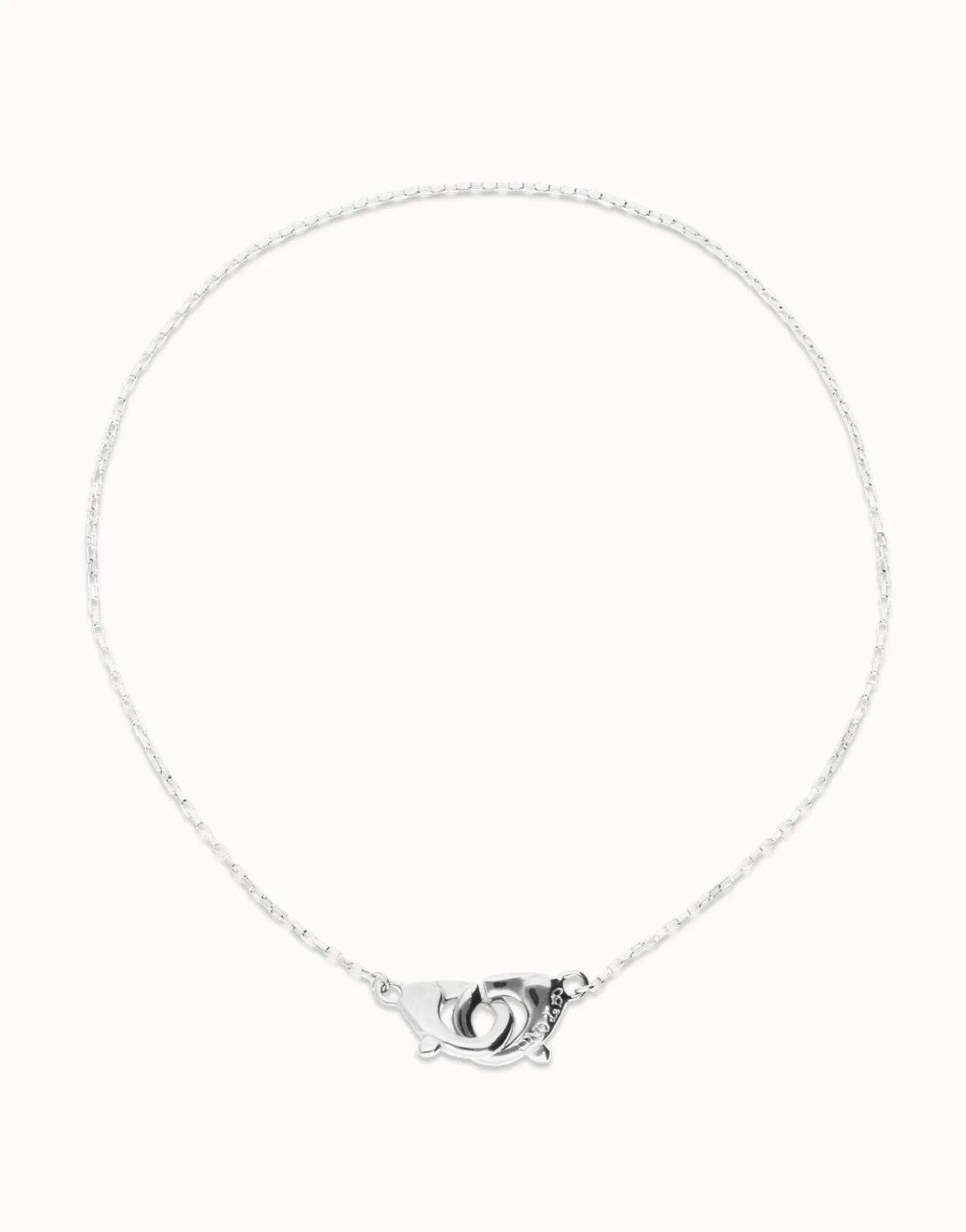 Collar bañado en plata con detalle de mosquetón entrelazado