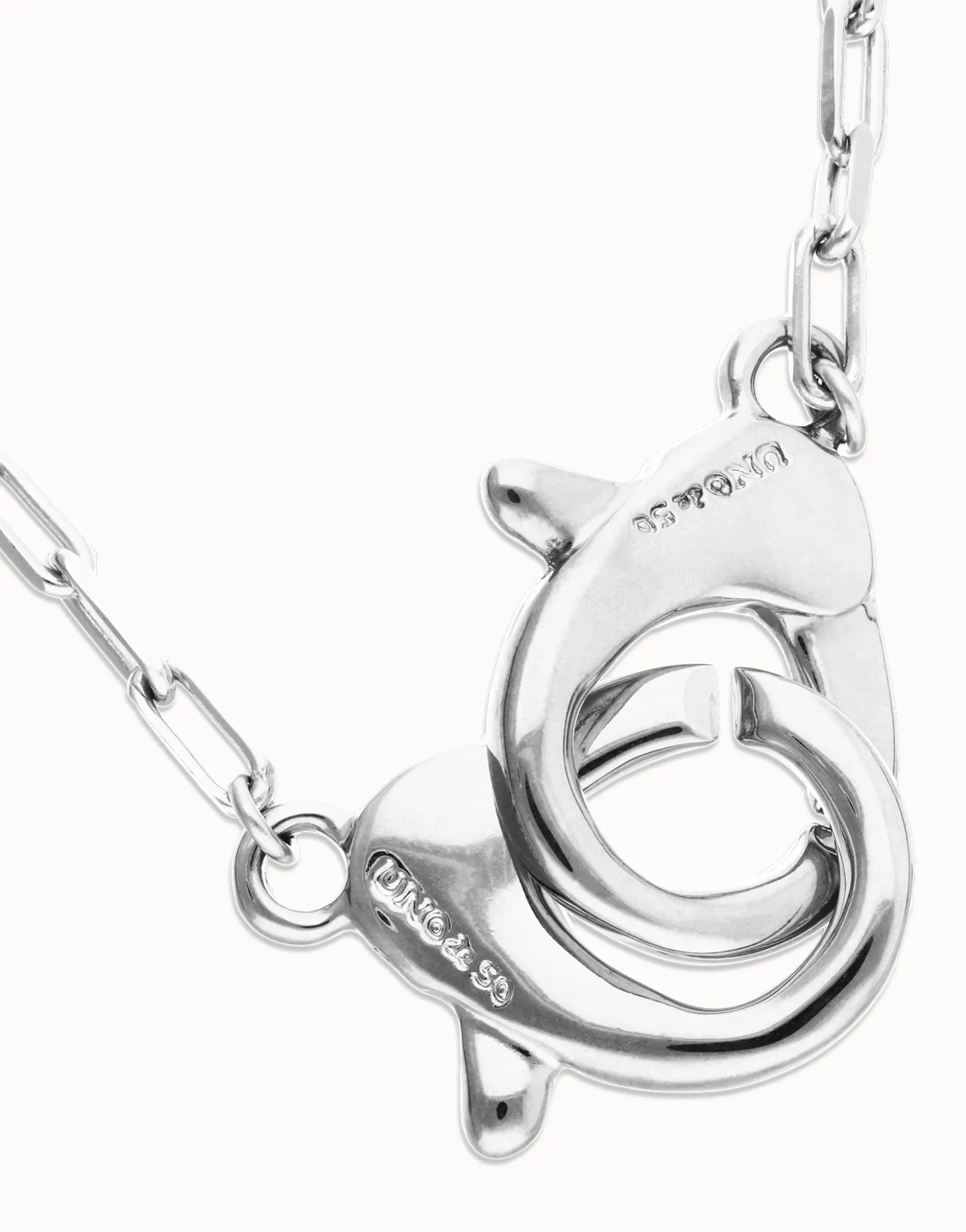 Collar bañado en plata con mosquetón entrelazado grande