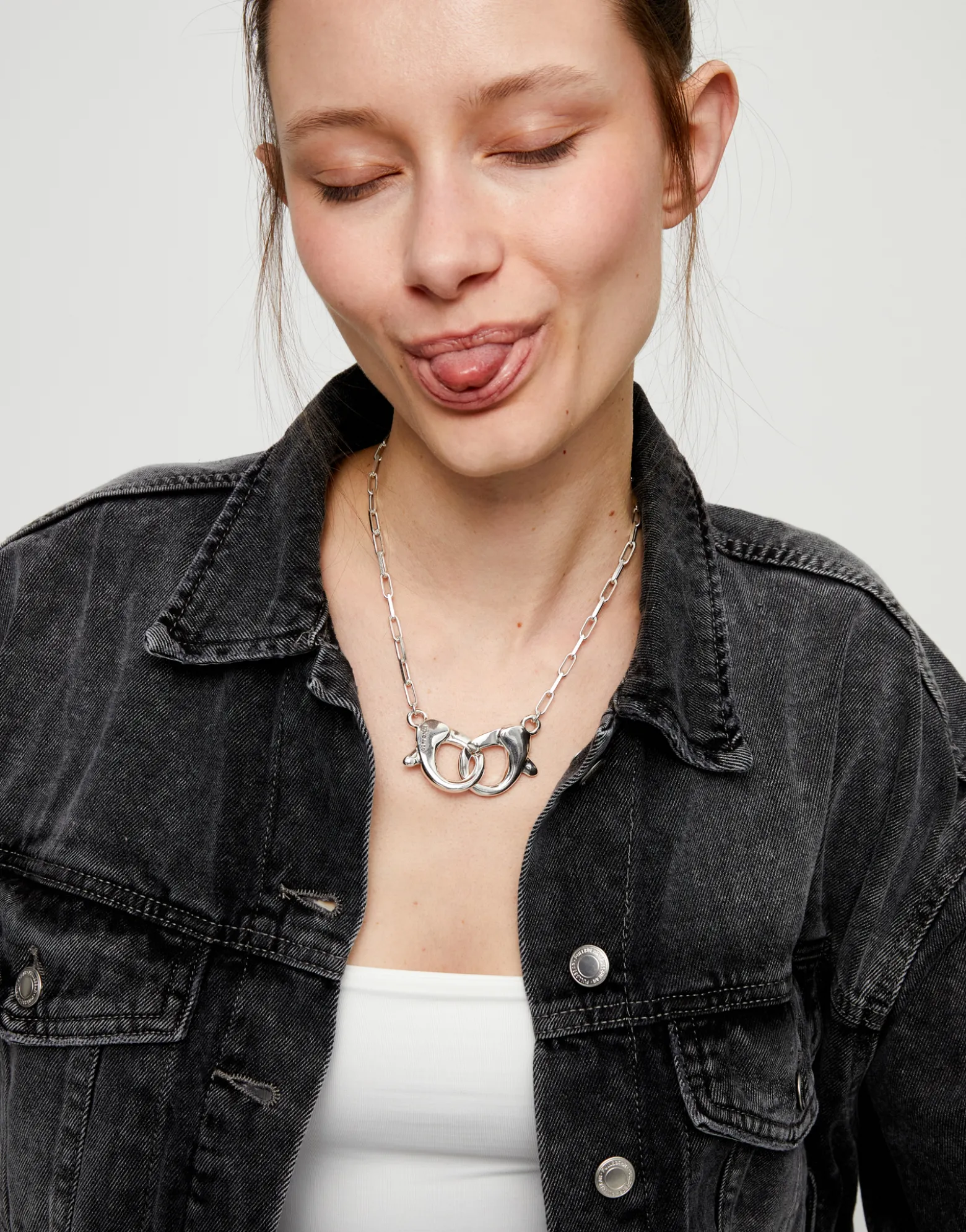 Collar bañado en plata con mosquetón entrelazado grande