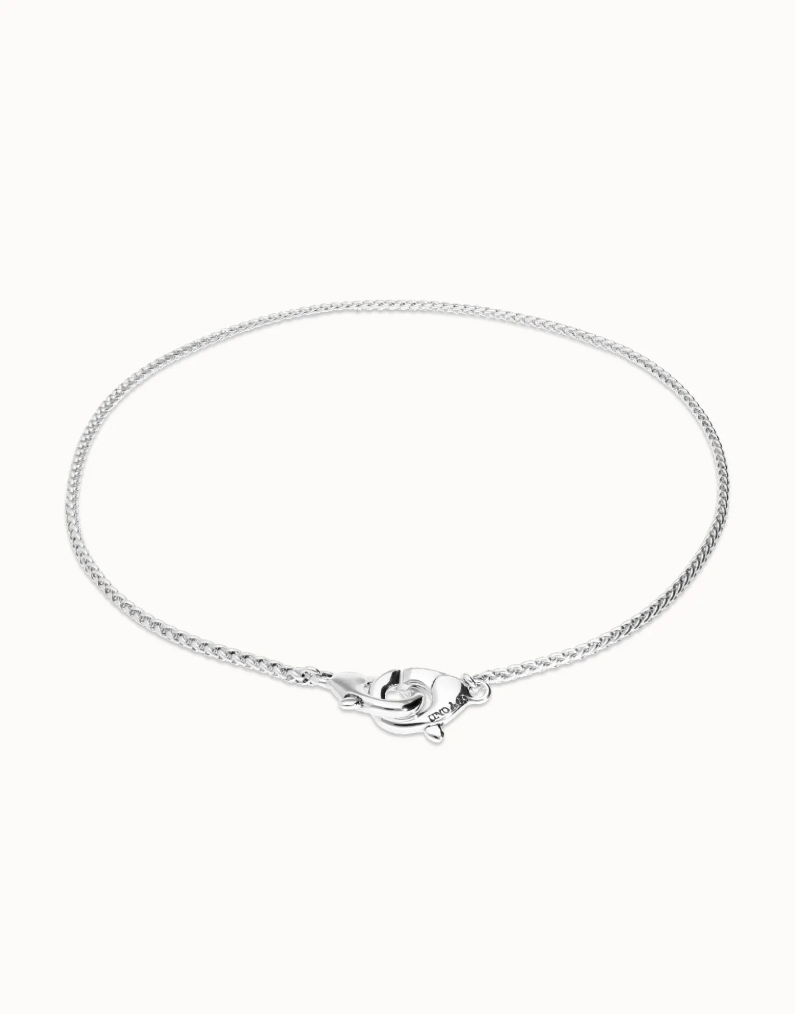Collar bañado en plata con mosquetón entrelazado
