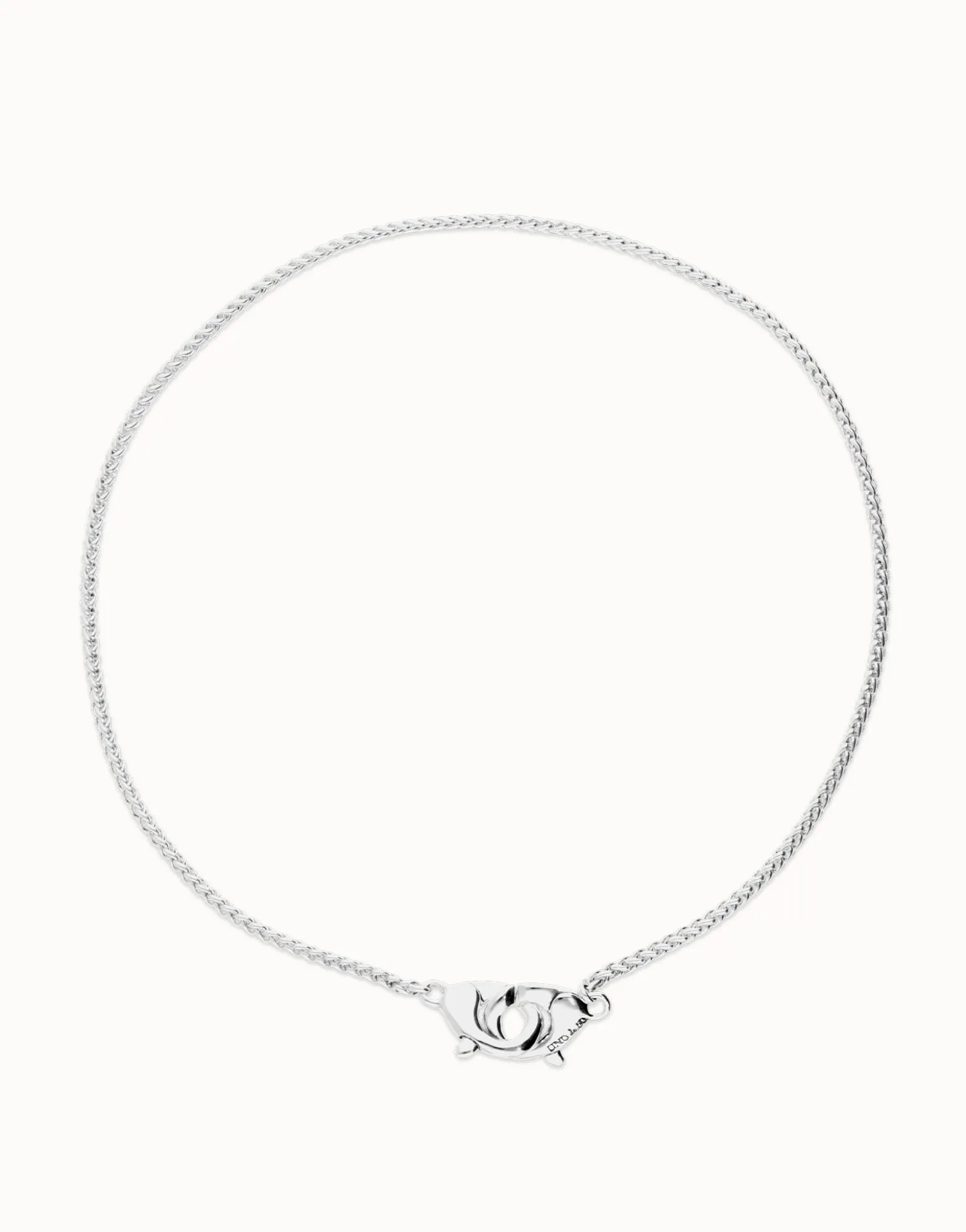 Collar bañado en plata con mosquetón entrelazado