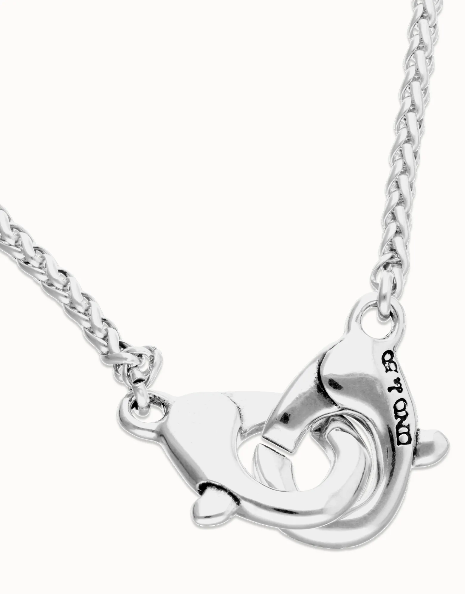 Collar bañado en plata con mosquetón entrelazado