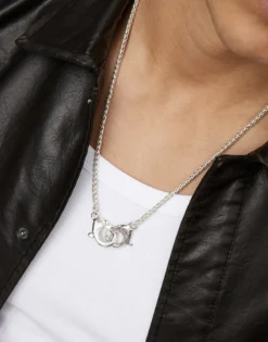 Collar bañado en plata con mosquetón entrelazado