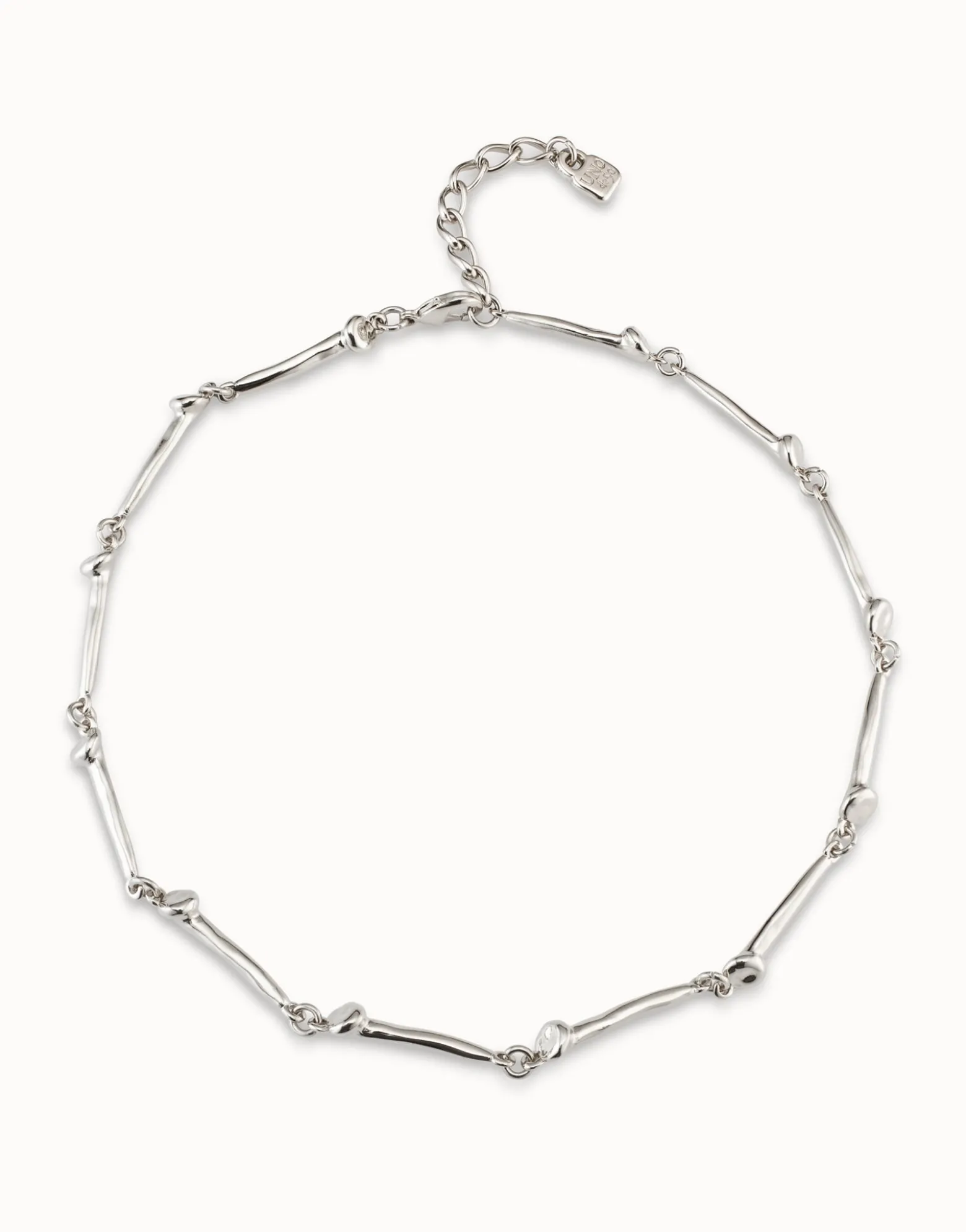 Collar bañado en plata de ley con piezas en forma de clavo.