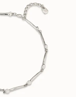 Collar bañado en plata de ley con piezas en forma de clavo.