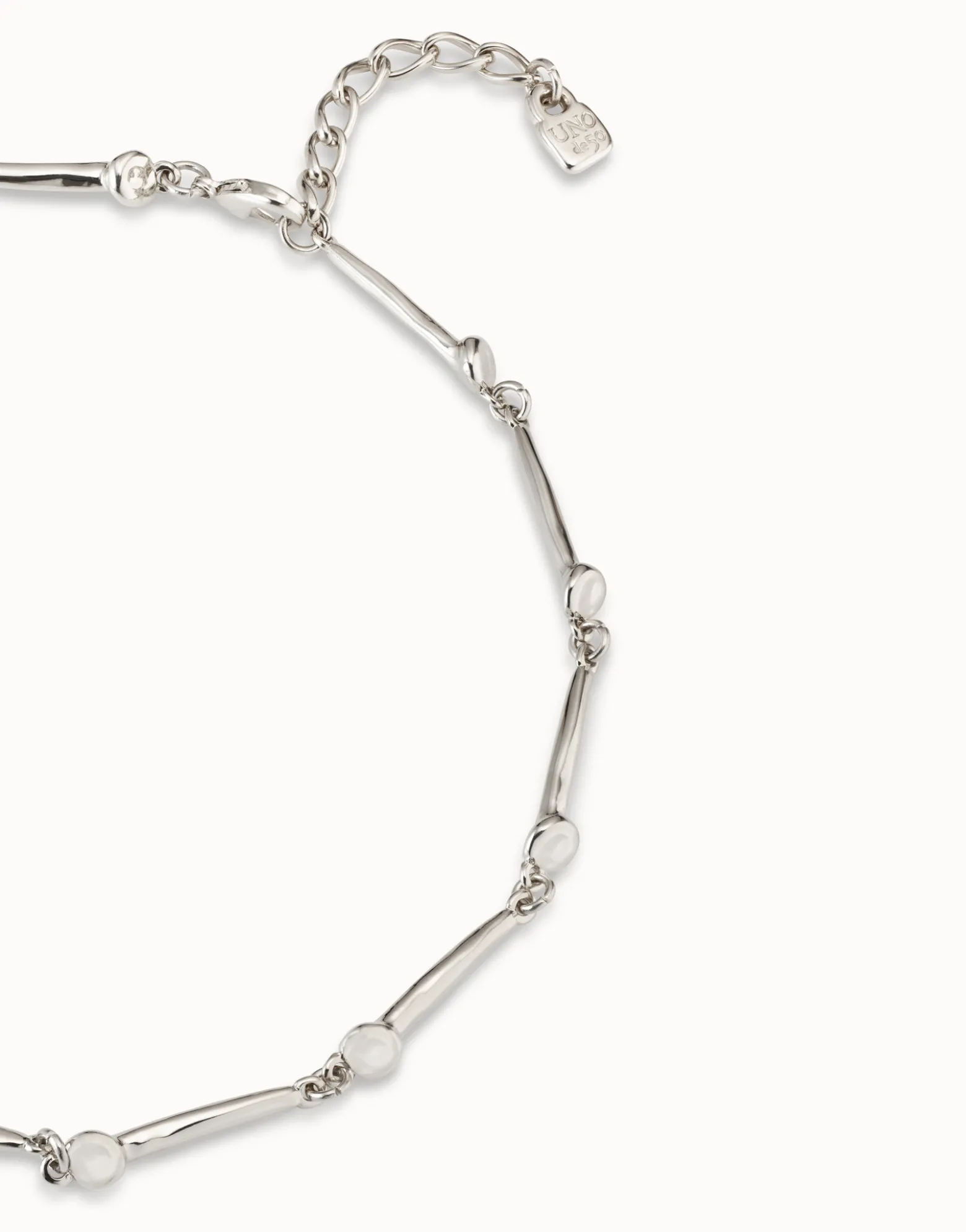 Collar bañado en plata de ley con piezas en forma de clavo.