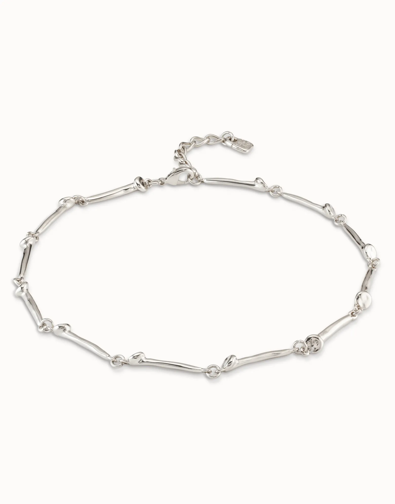 Collar bañado en plata de ley con piezas en forma de clavo.