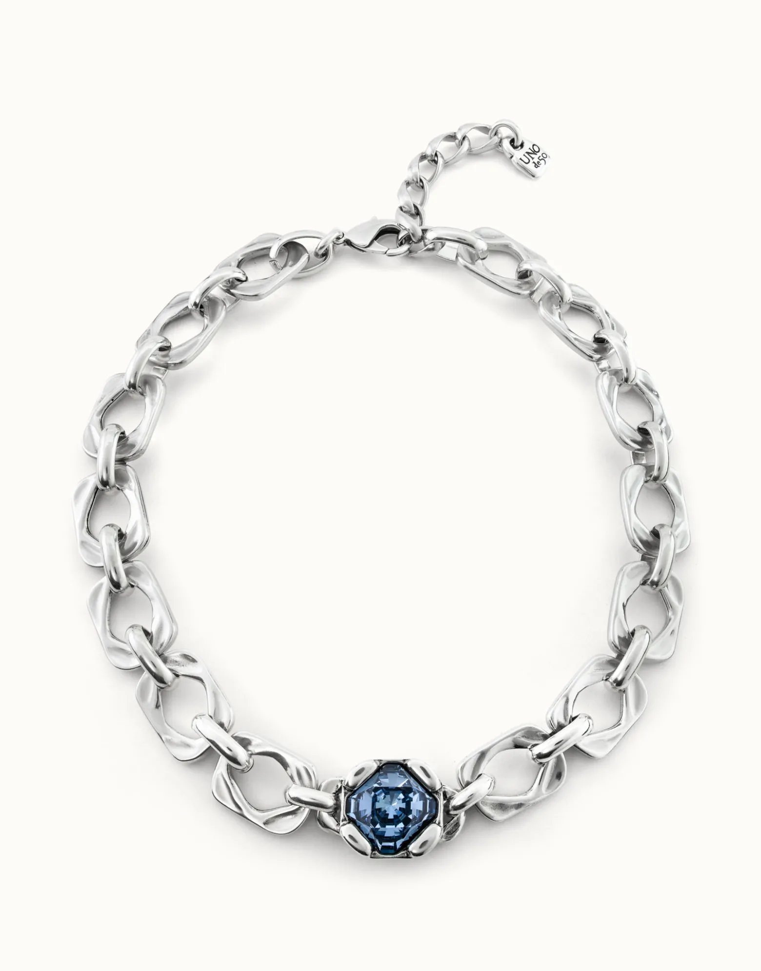 Collar bañado en plata de ley y cristal central azul