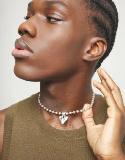 Collar con bolas bañado en plata de ley y detalle de corazón