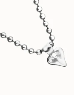 Collar con bolas bañado en plata de ley y detalle de corazón