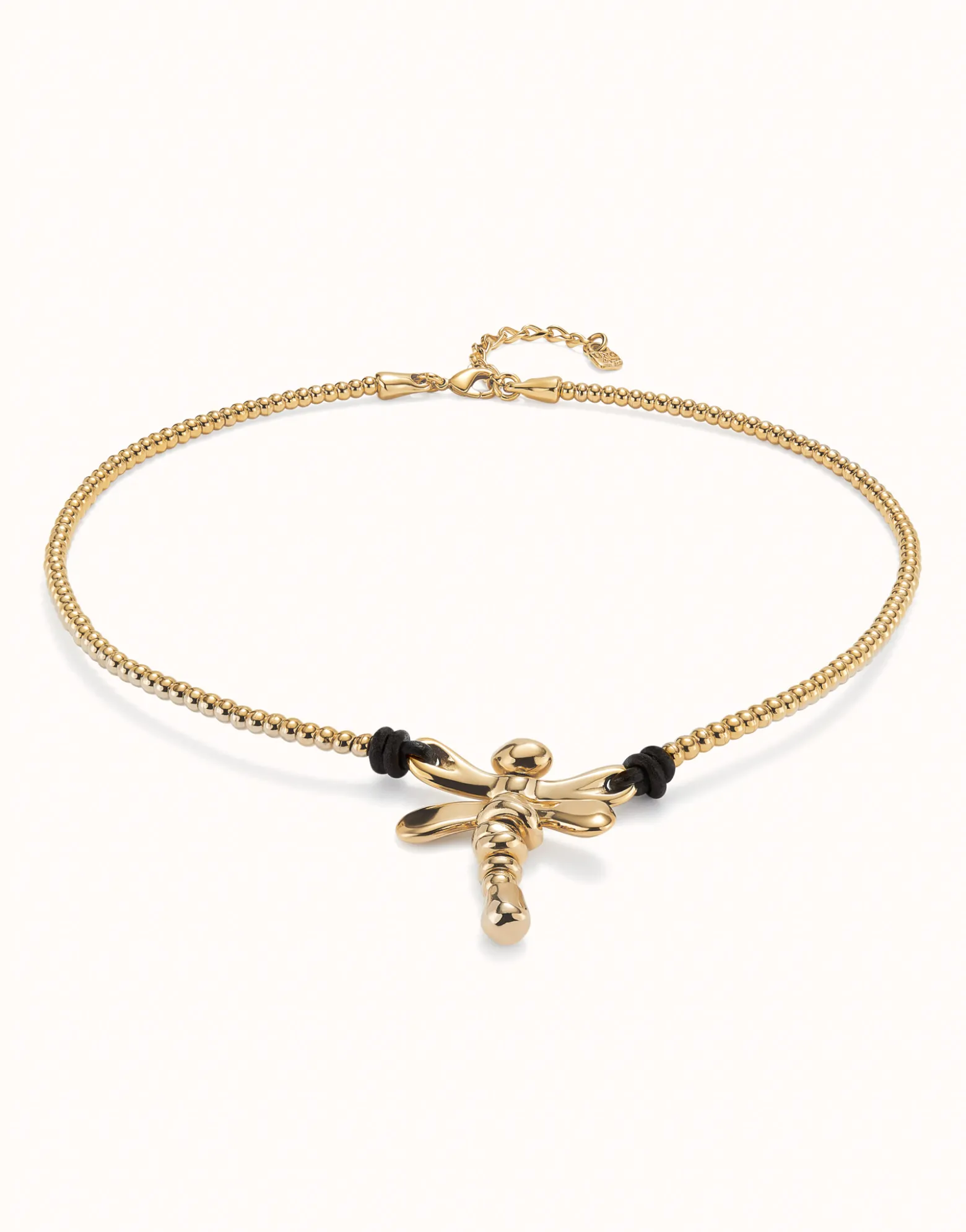Collar corto bañado en oro de 18k con libélula