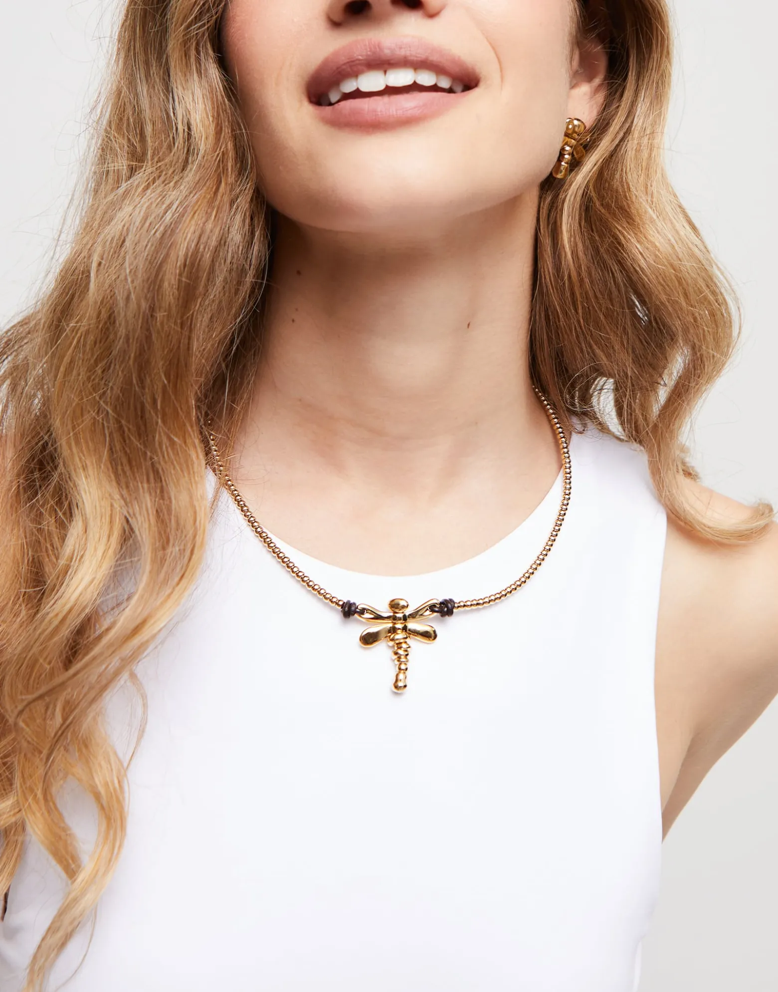 Collar corto bañado en oro de 18k con libélula