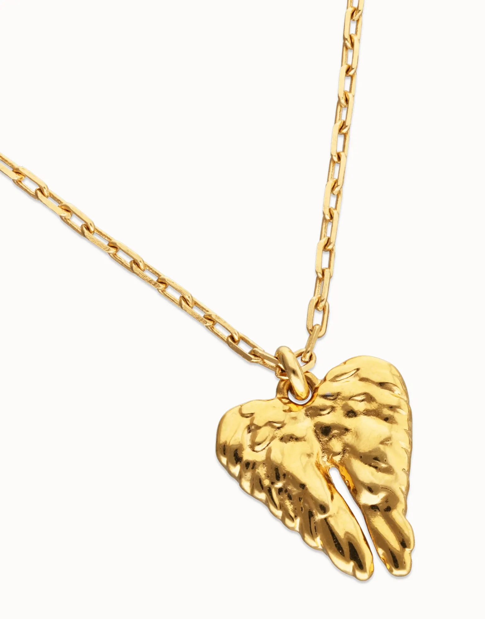 Collar corto bañado en oro 18k con detalle de alas
