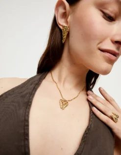 Collar corto bañado en oro 18k con detalle de alas