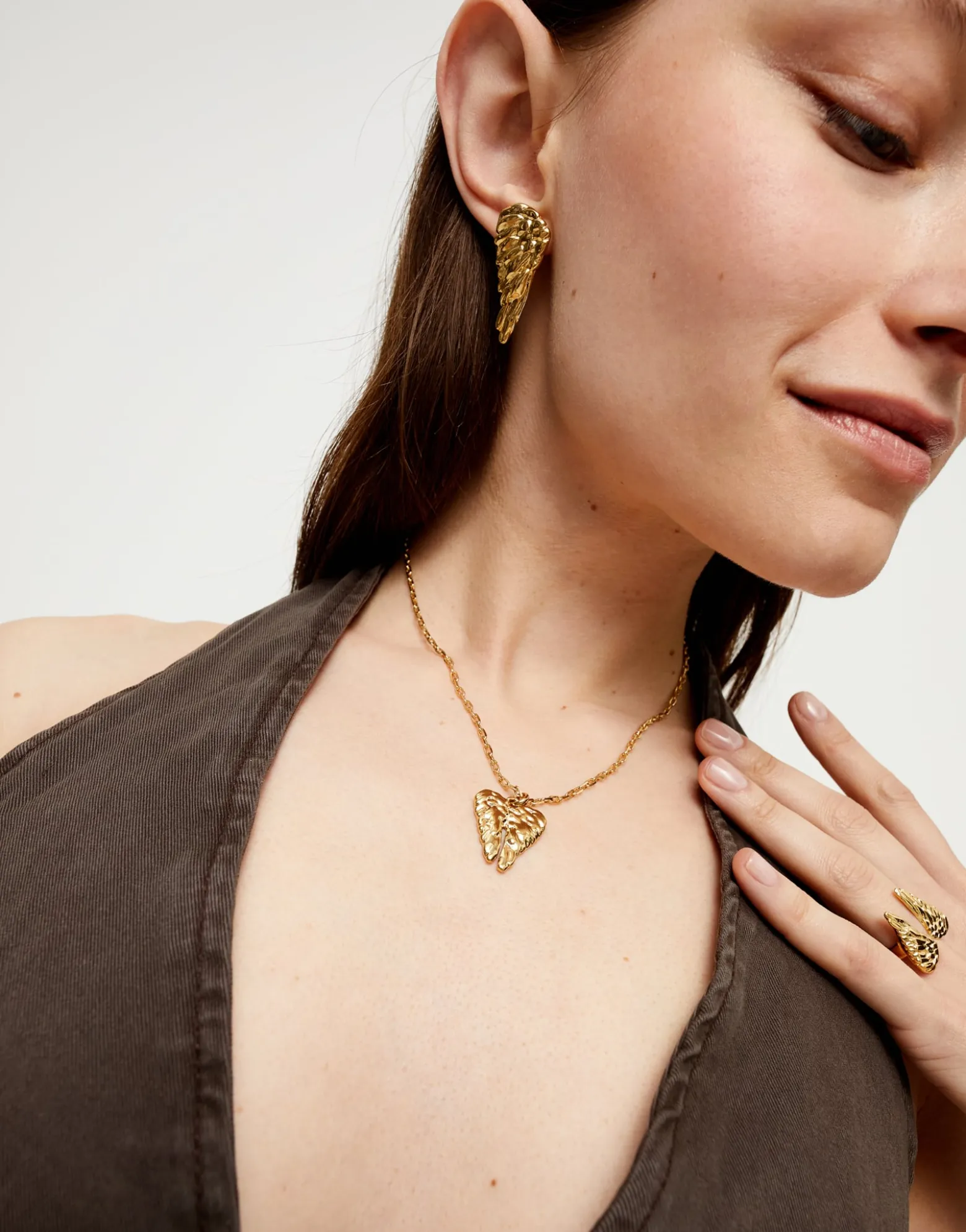 Collar corto bañado en oro 18k con detalle de alas
