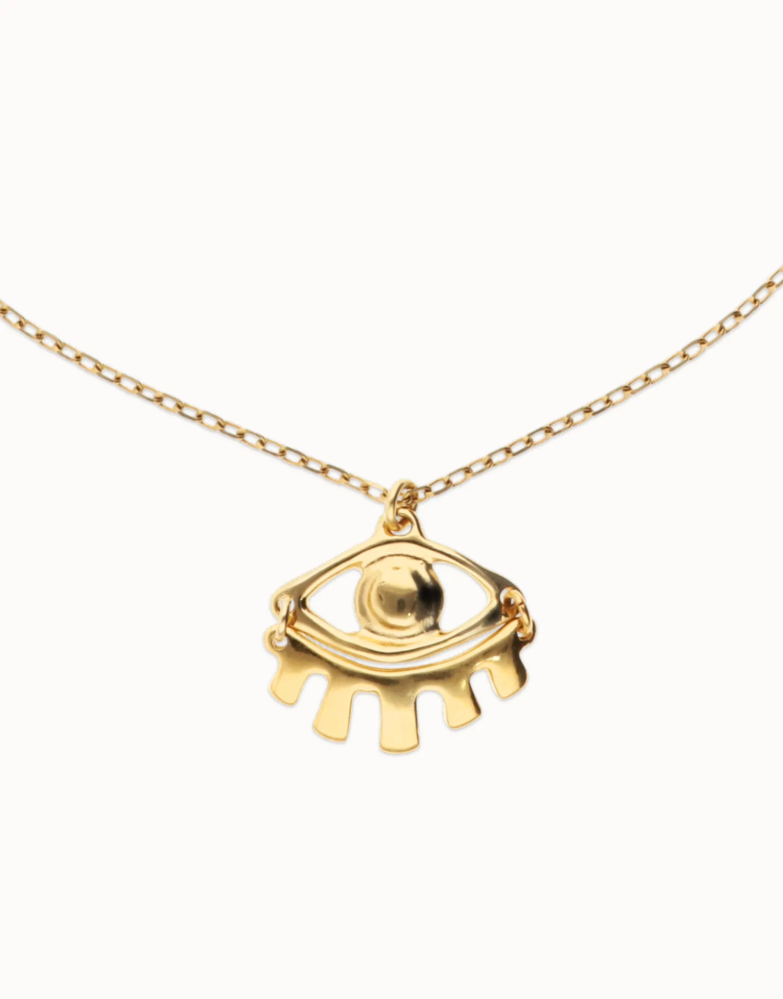 Collar corto bañado en oro 18k con detalle de ojo pequeño