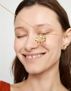 Collar corto bañado en oro 18k con detalle de ojo pequeño