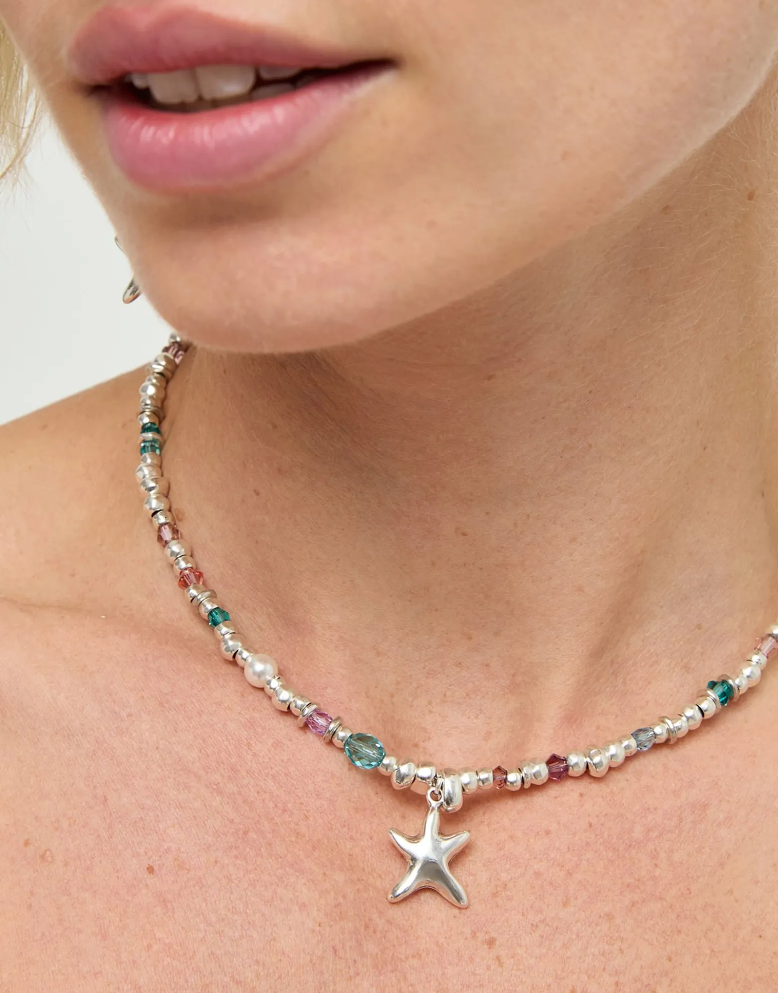 Collar corto bañado en plata con cristales y estrella de mar pequeña