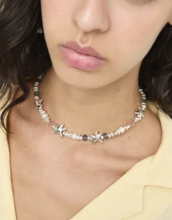 Collar corto bañado en plata con cristales y estrellas de mar pequeñas