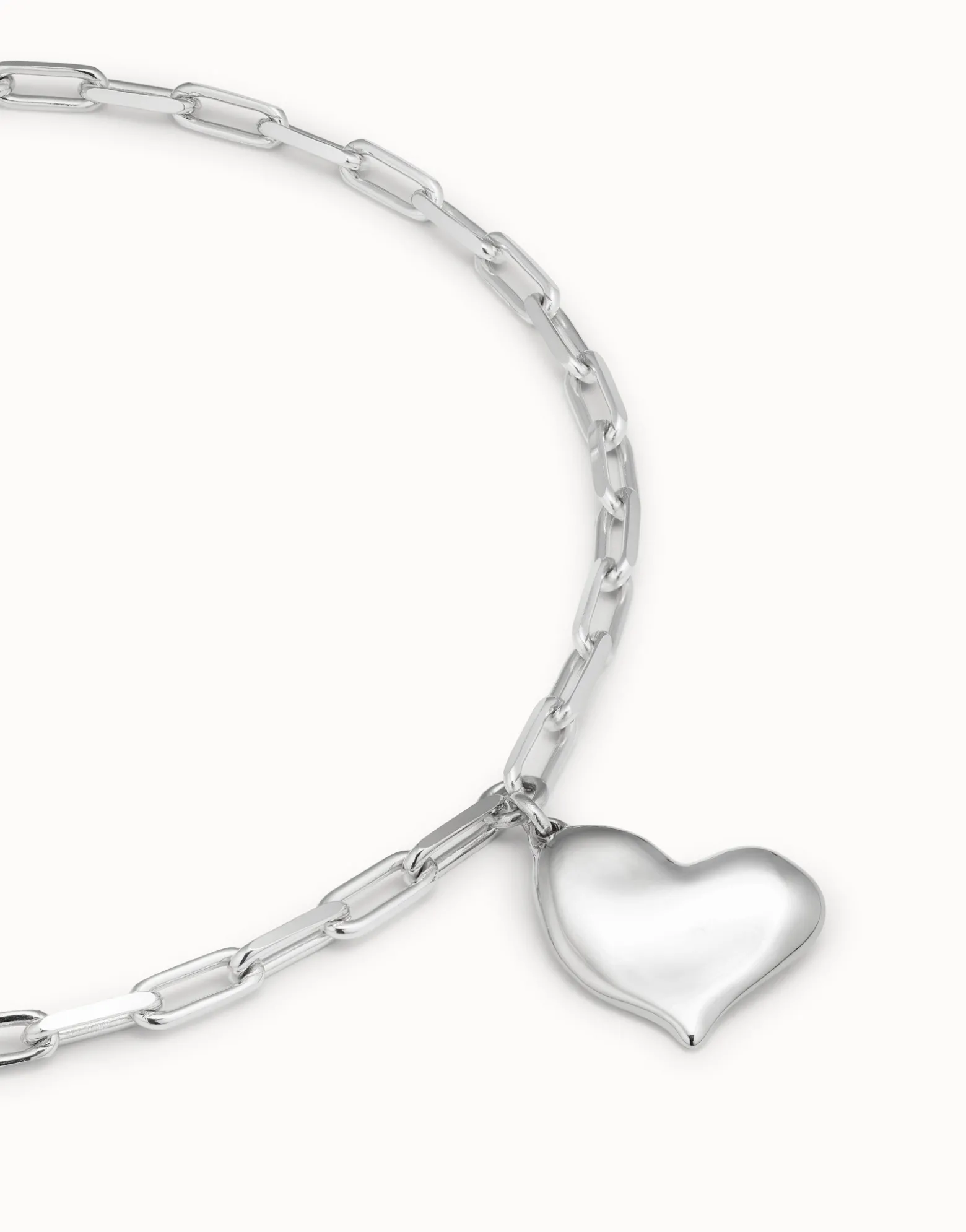 Collar corto bañado en plata de ley, cadena de eslabones medianos y corazón mediano