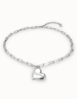 Collar corto bañado en plata de ley, cadena de eslabones medianos y corazón mediano