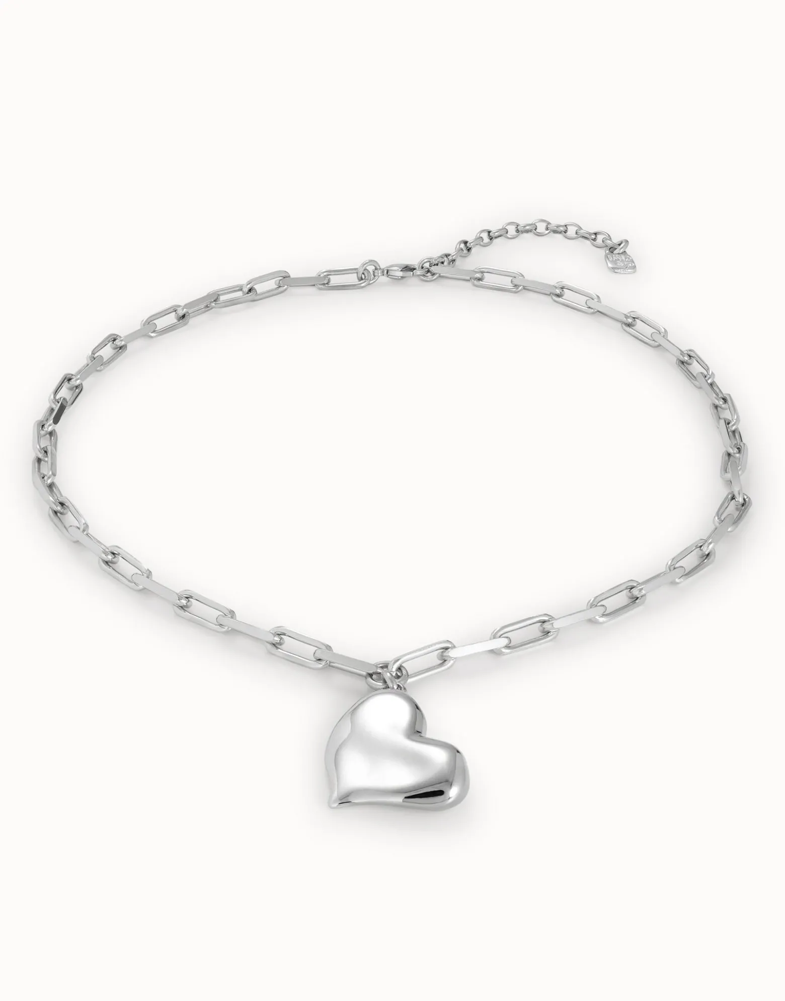 Collar corto bañado en plata de ley, cadena de eslabones medianos y corazón mediano