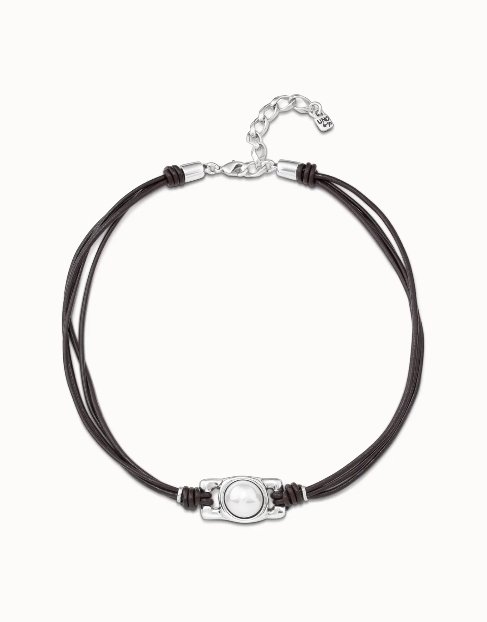Collar corto de cuatro tiras de cuero y abalorio central con perla