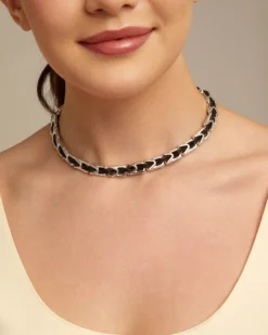 Collar corto de cuero y eslabones bañados en plata de ley