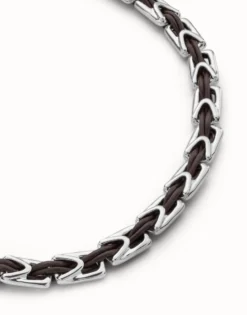 Collar corto de cuero y eslabones bañados en plata de ley