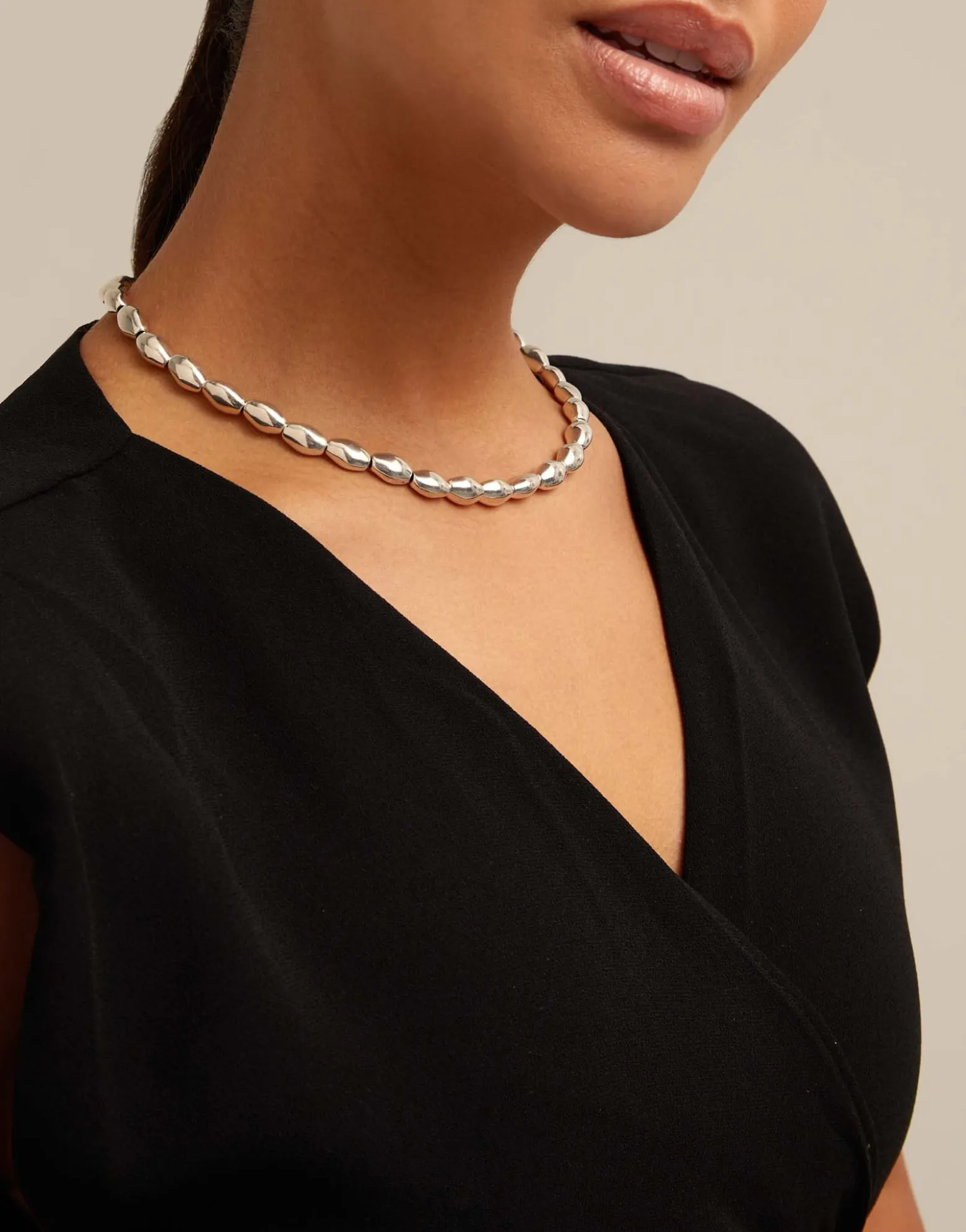 Collar de cuentas ovaladas bañadas en plata de ley.