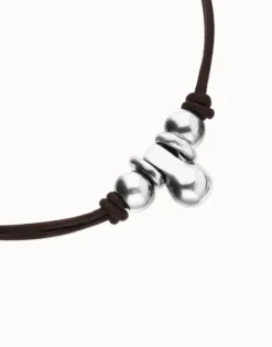 Collar de cuero con tres esferas bañadas en plata de ley