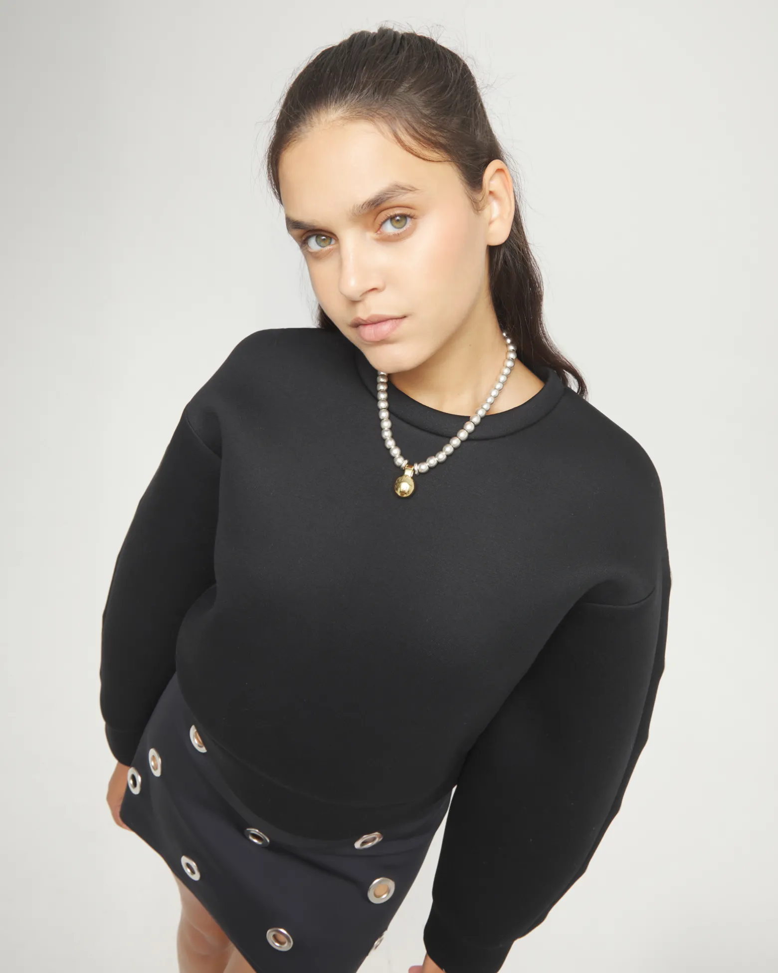Collar de esferas medianas bañadas en plata de ley y esfera grande en oro 18k