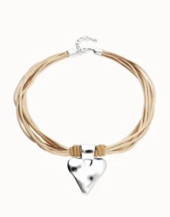Collar hilo de seda y cuero camel con detalle de corazón bañado en plata
