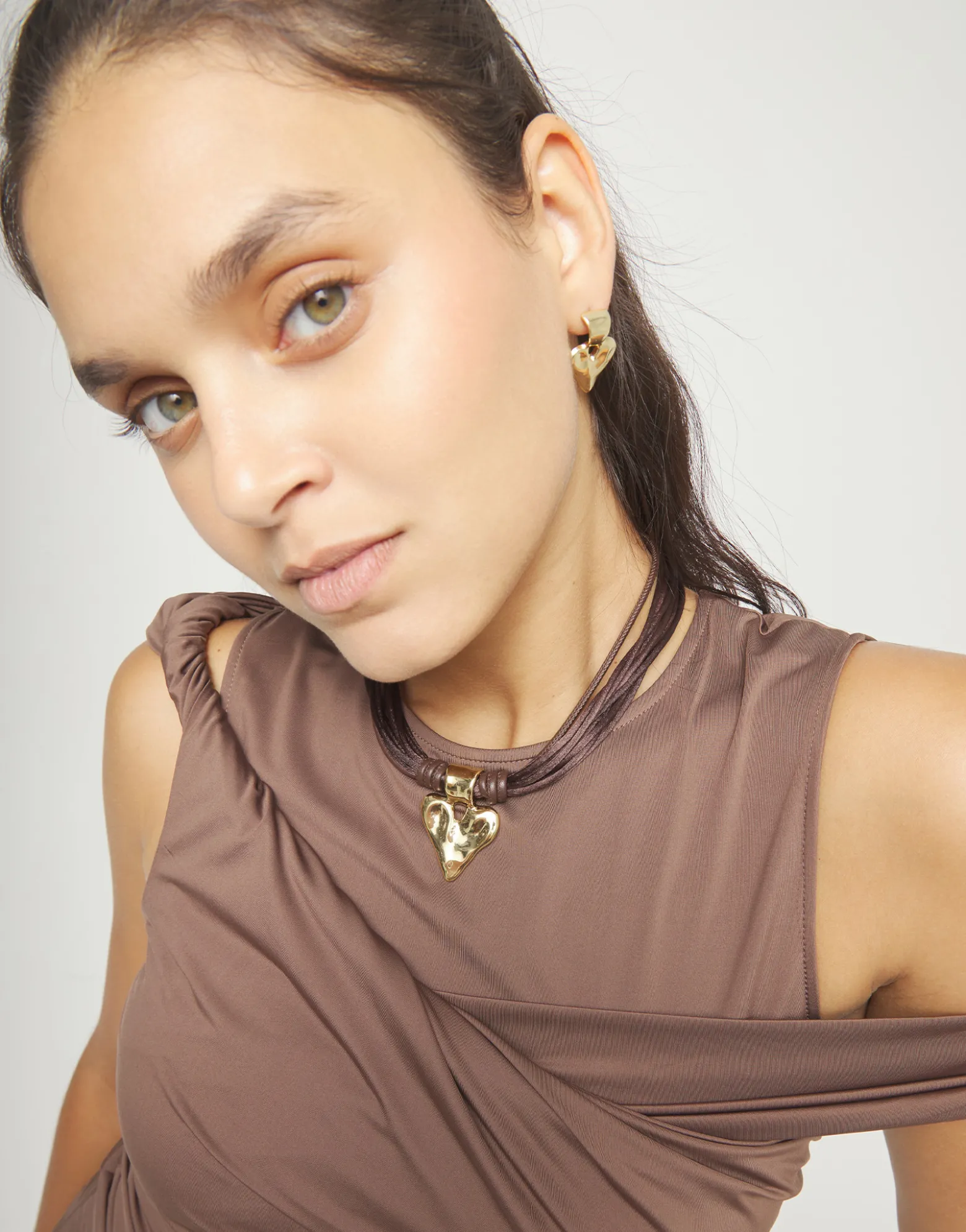 Collar hilo de seda y cuero con detalle de corazón bañado en oro 18k