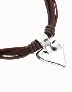 Collar hilo de seda y cuero marrón con detalle de corazón bañado en plata